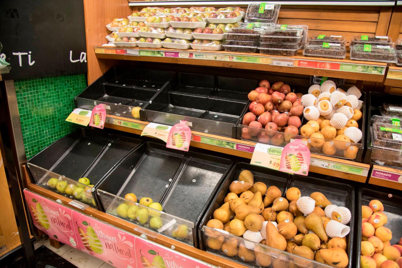 Así lucían este martes algunas de las góndolas del supermercado visitado