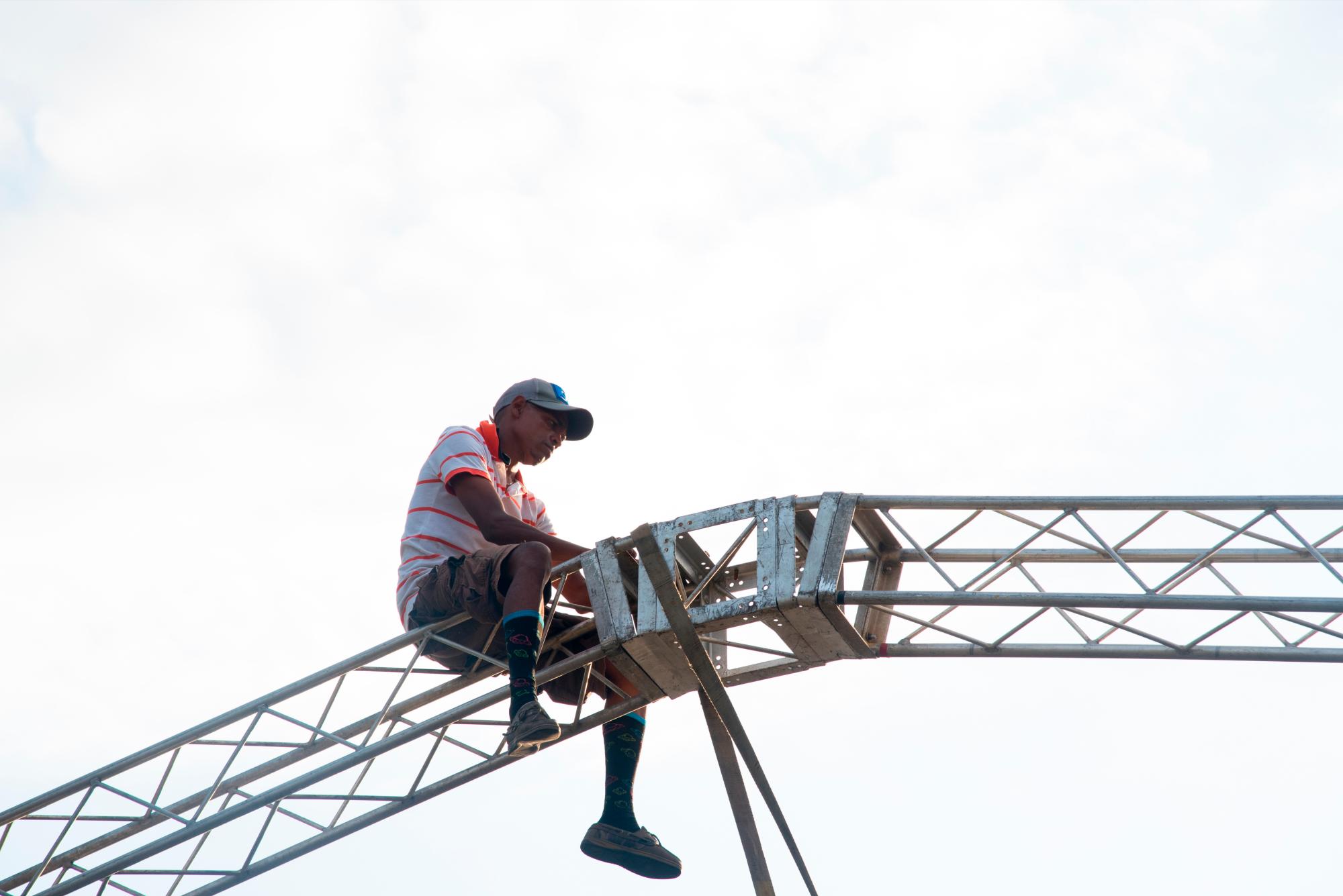 Técnicos preparan escenario. 