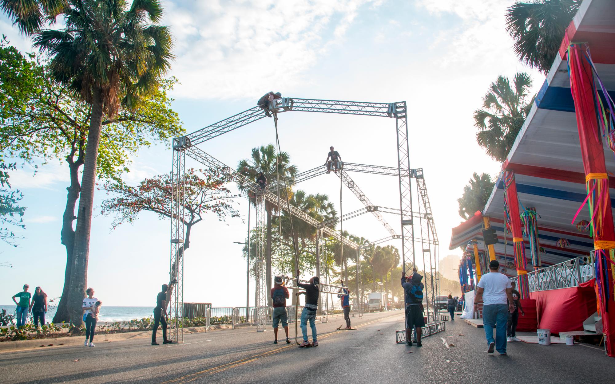 Obreros y técnicos agilizaban luces y sonidos.