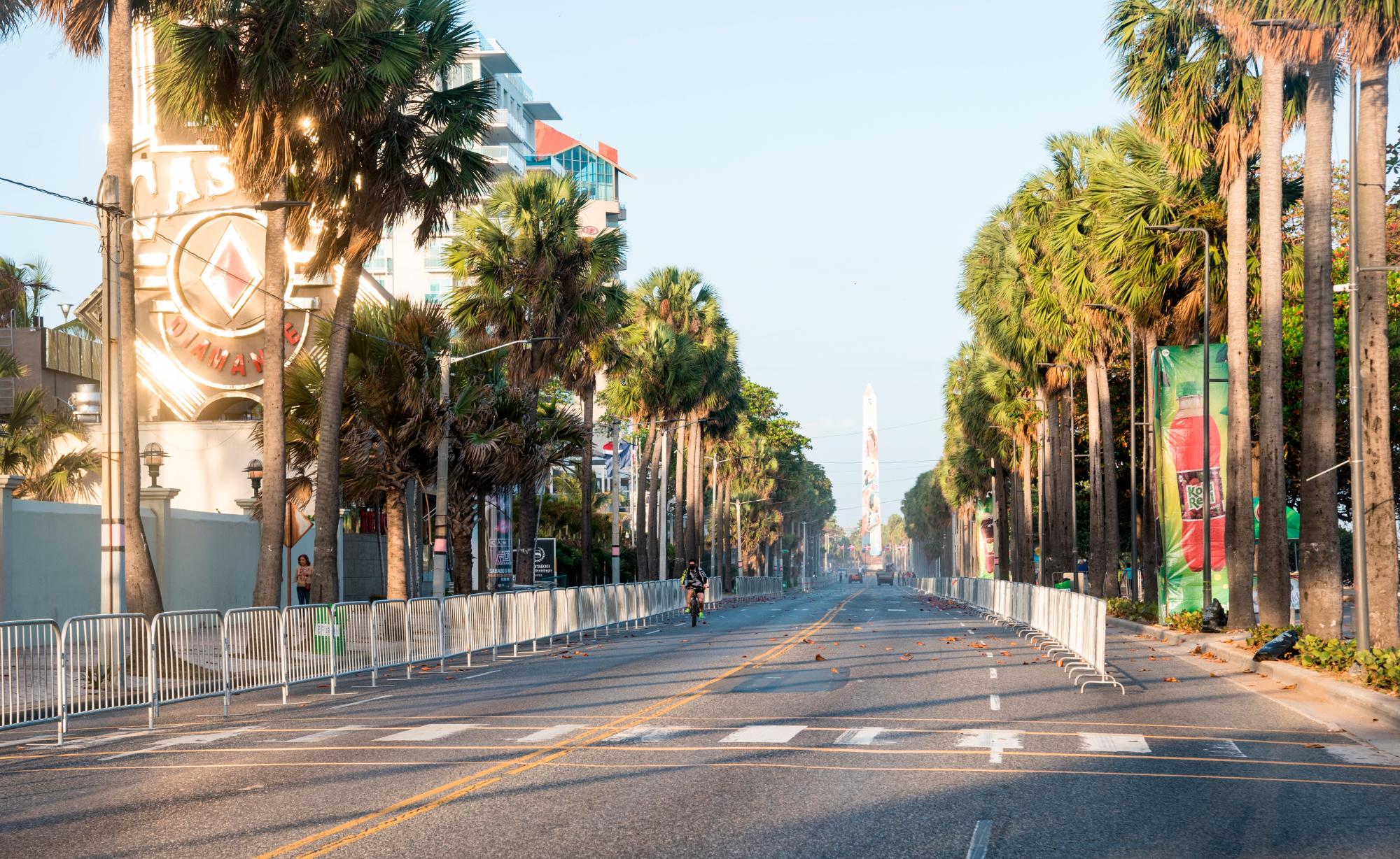 Desde el sábado fue cerrada la avenida George Washington para decoración y instalación de otras tarimas.