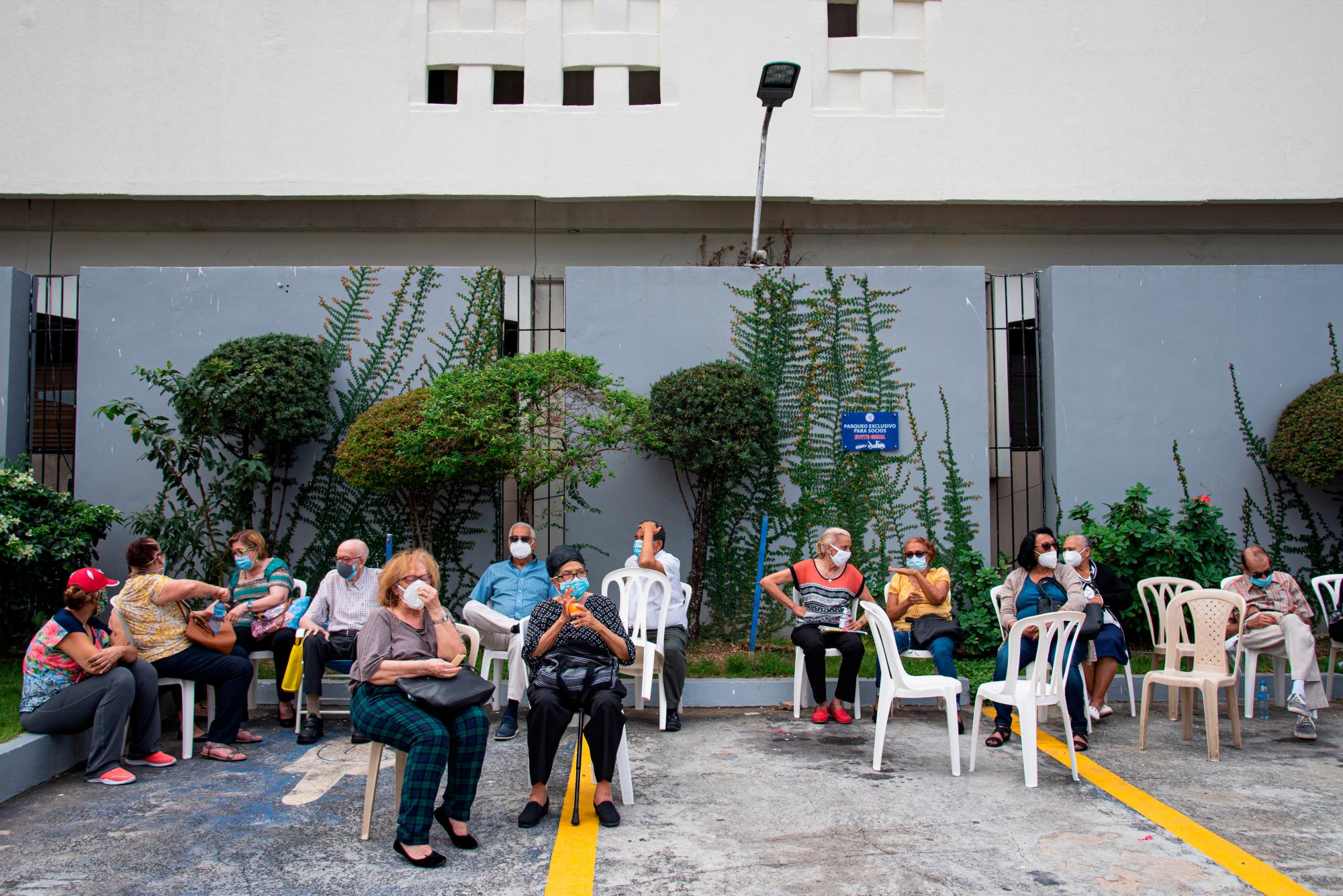 Adultos mayores hacen largas filas para vacunación en el Club Naco (Foto: Dania Acevedo)