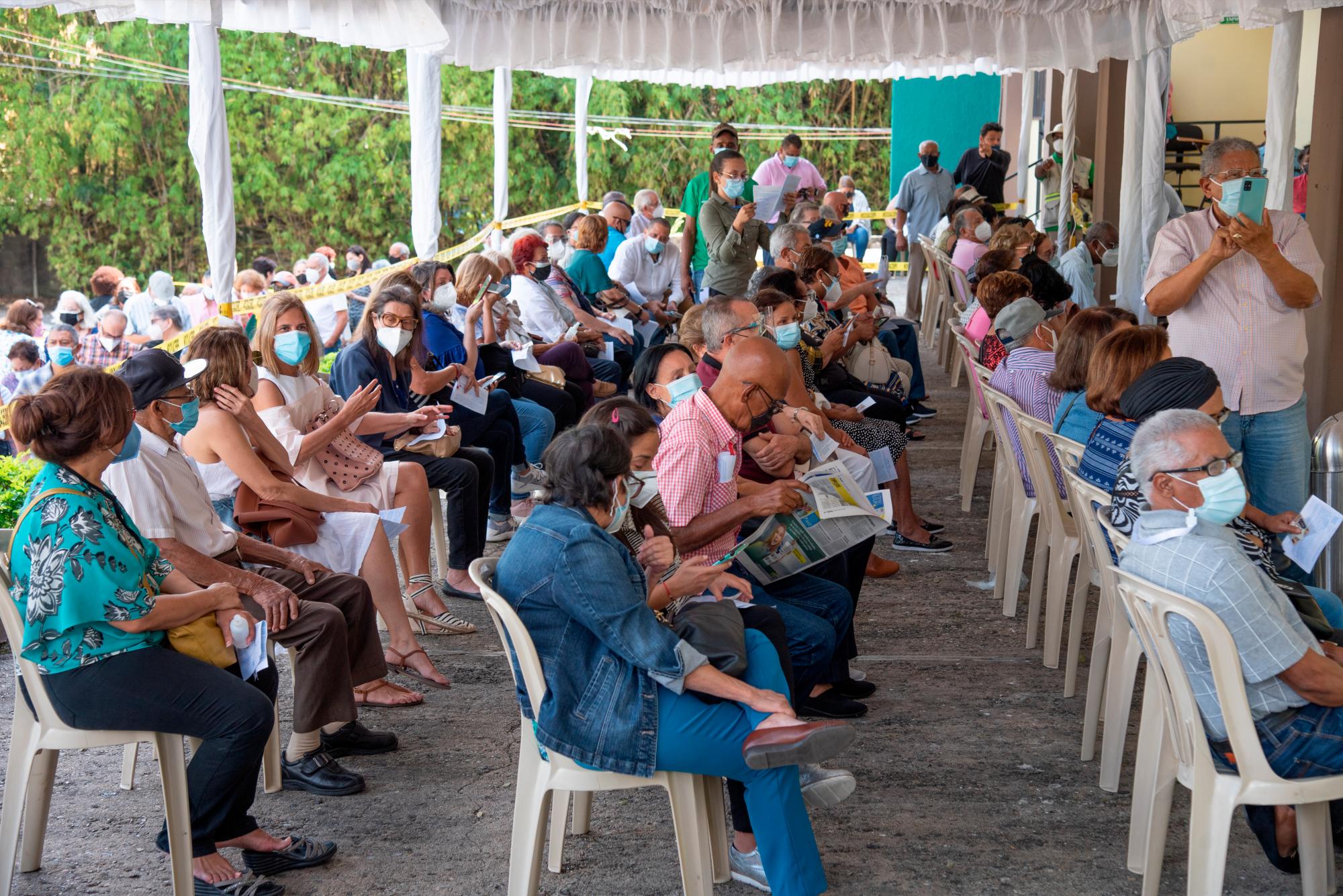 Adultos mayores de 70 años esperan desde tempranas horas de la mañana para vacunarse.