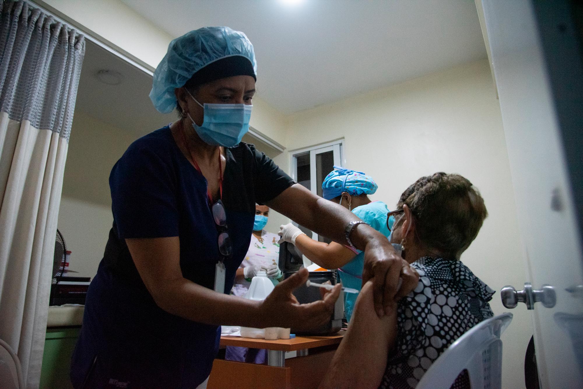 Vacunación contra el COVID-19 para los adultos mayores en UNISAF 1 (Foto: Dania Acevedo)