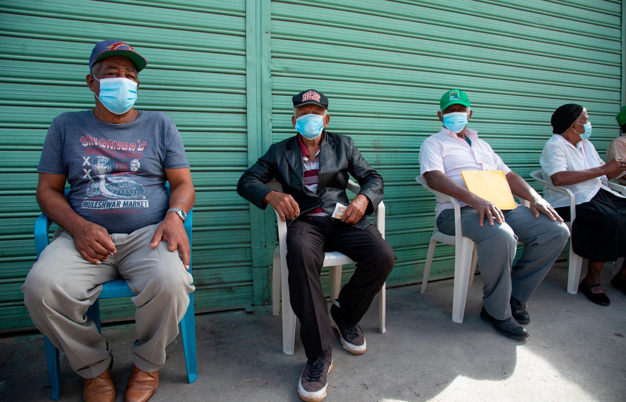 Un grupo de adultos mayores esperando la jornada de vacunación contra el COVID-19. (Foto: Dania Acevedo)