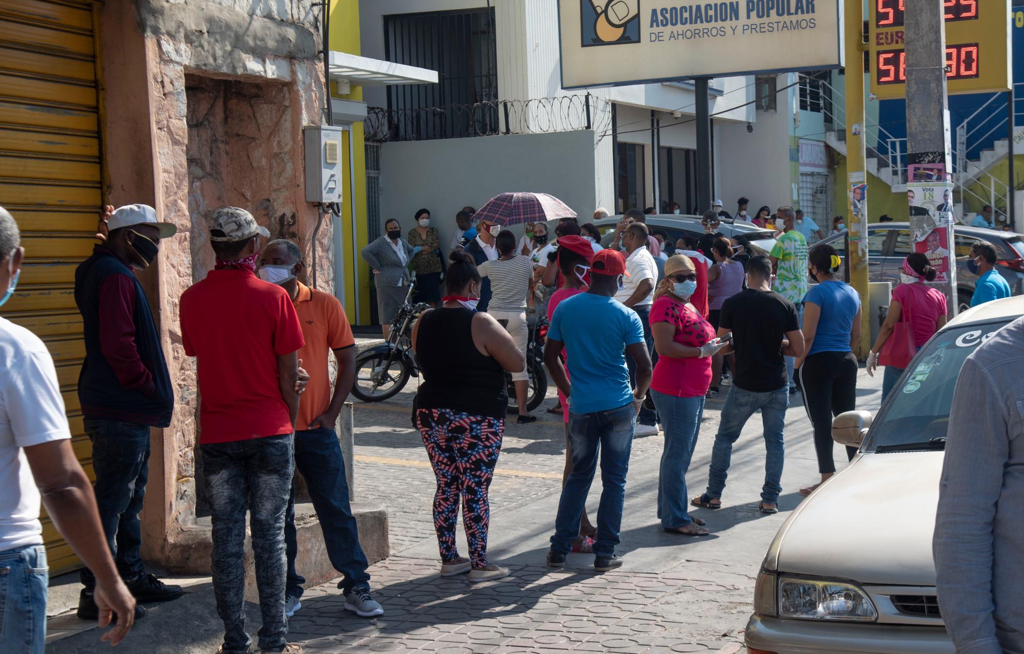 La gente busca y envía dinero a familiares dentro y fuera del país.
