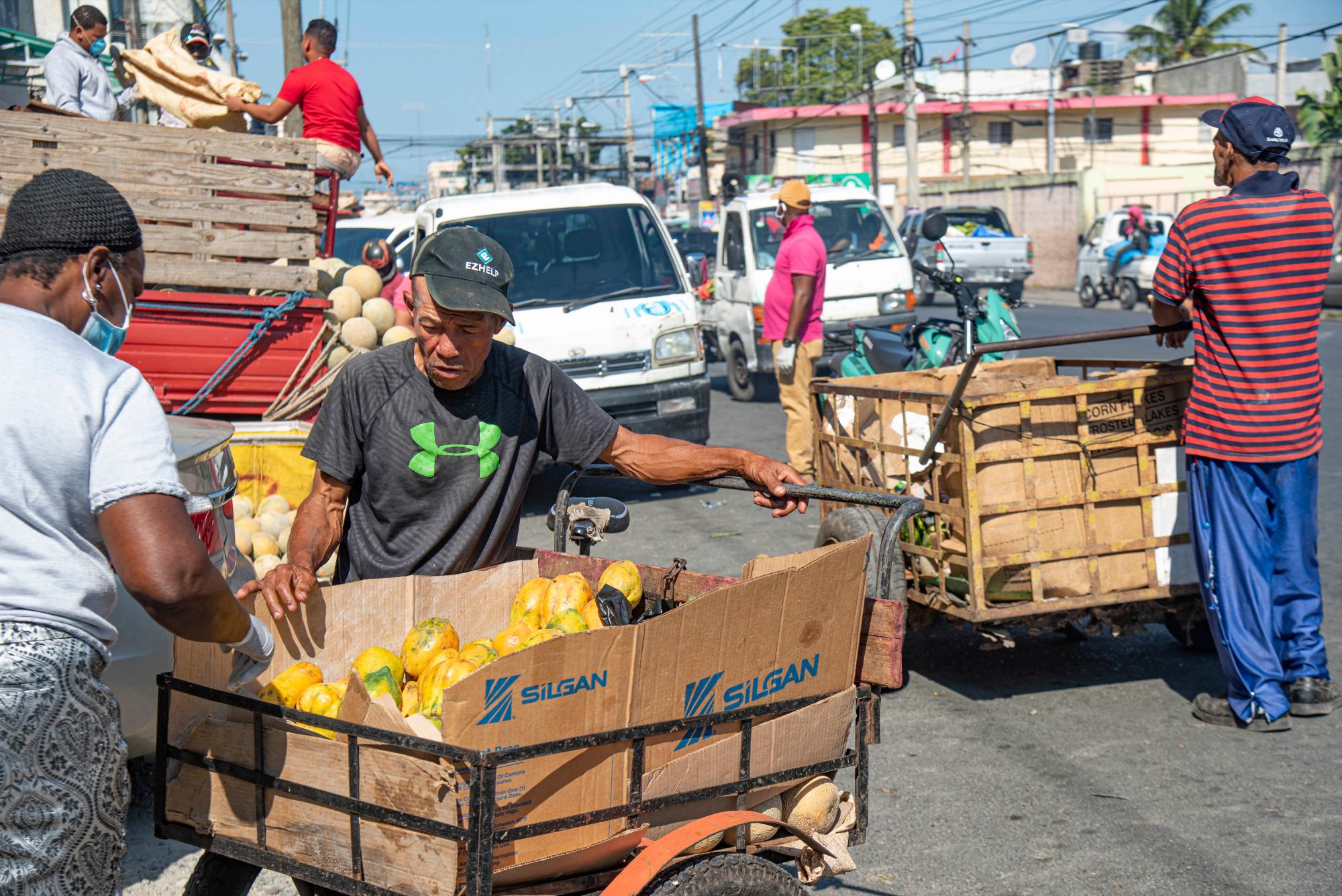 Algunas personas se detuvieron a comprar. 