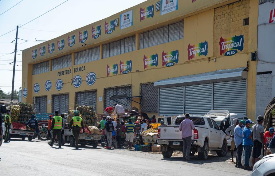 Vendedores del mercado de la Duarte se mueven a la Ovando