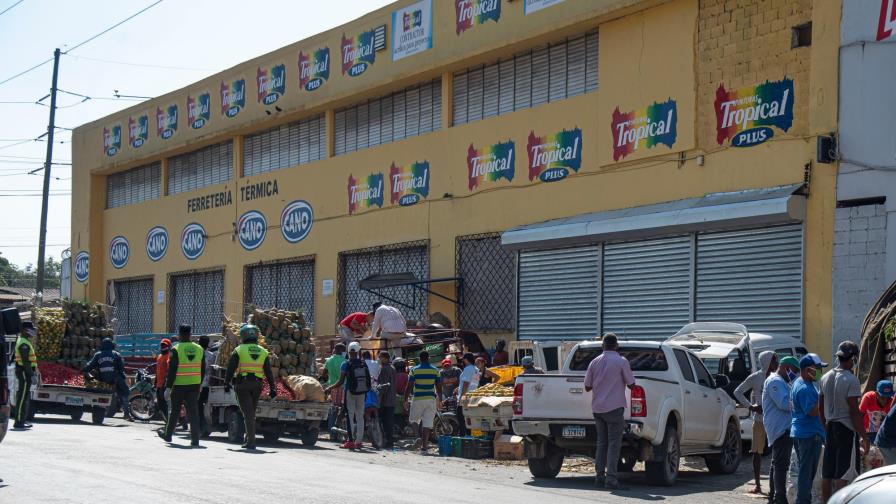 Vendedores del mercado de la Duarte se mueven a la Ovando