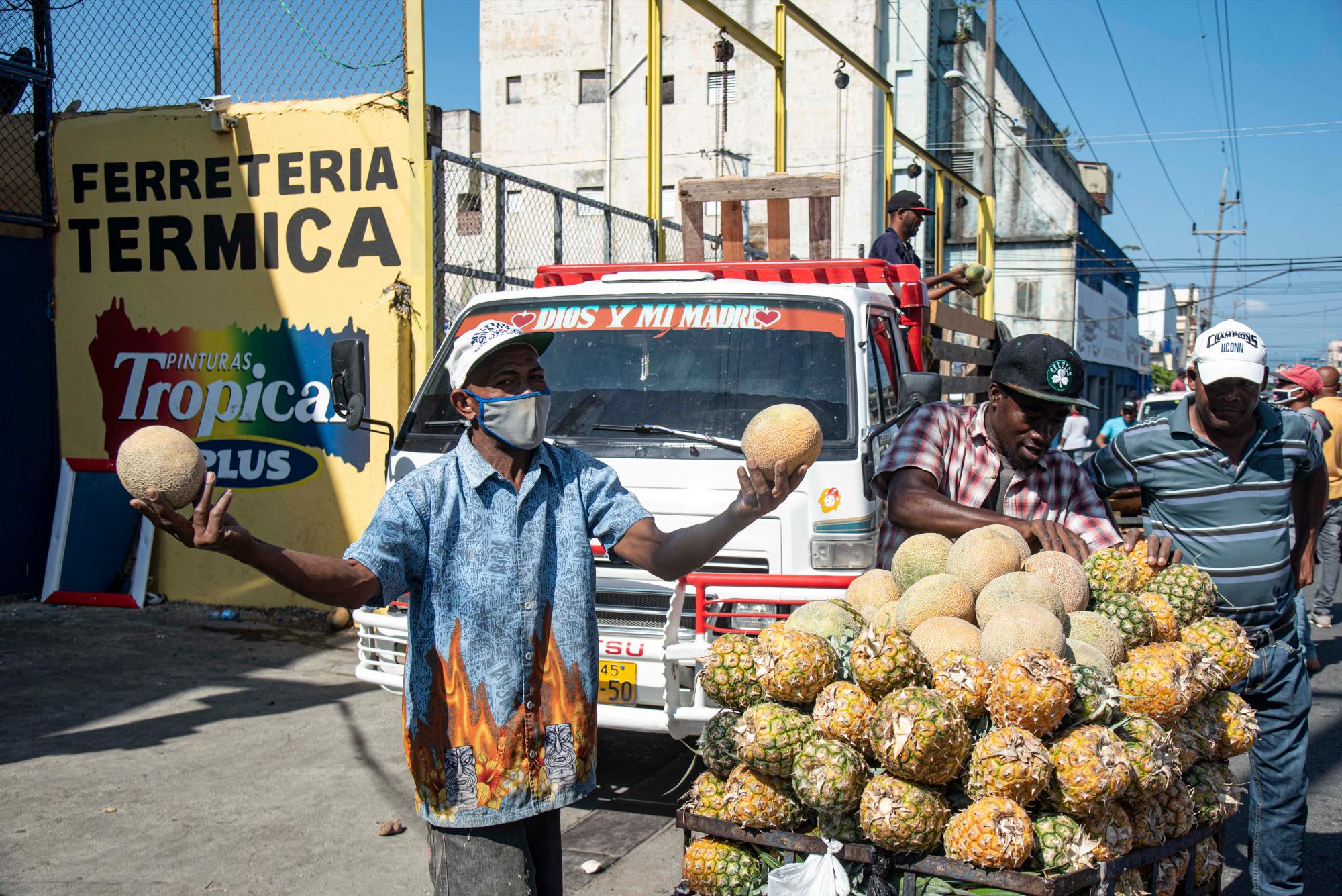 Diversos productos agropecuarios son vendidos en el lugar. 