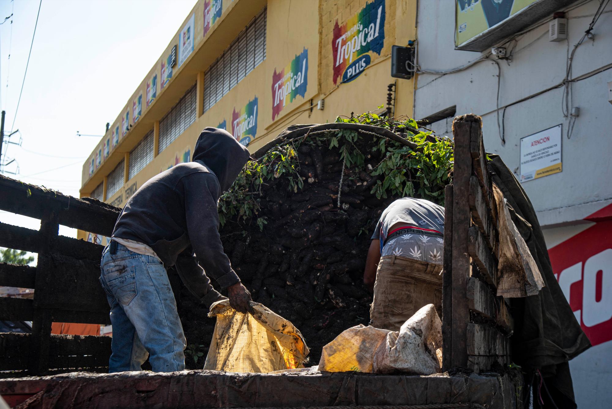 Descargan productos para vender a transeúntes.