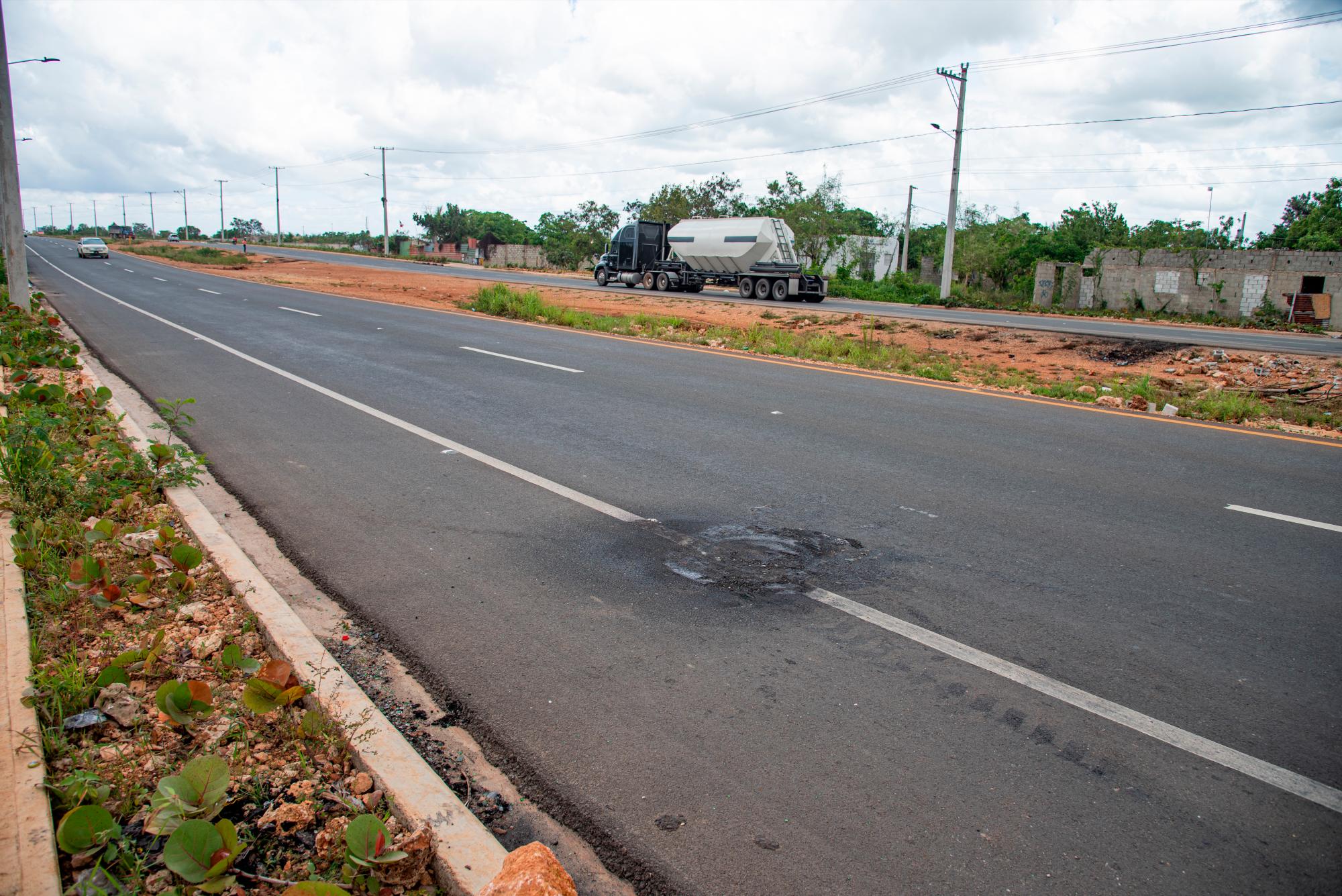 Daños a la Avenida Ecológica causados por neumáticos incendiados por moradores. 