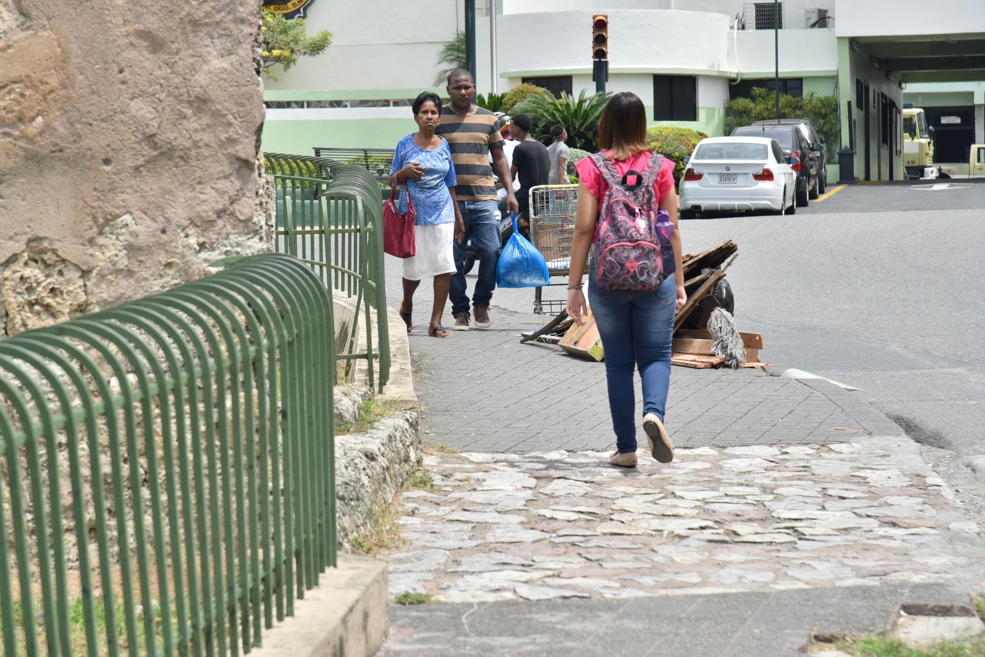 Usuarios afirmaron caminar para llegar a su trabajo o a las estaciones del Metro cuando se trata de distancias cortas con el fin de evitar los embotellamientos.