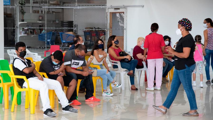 El 77 % de los adultos en el Distrito Nacional está completamente vacunado contra COVID-19