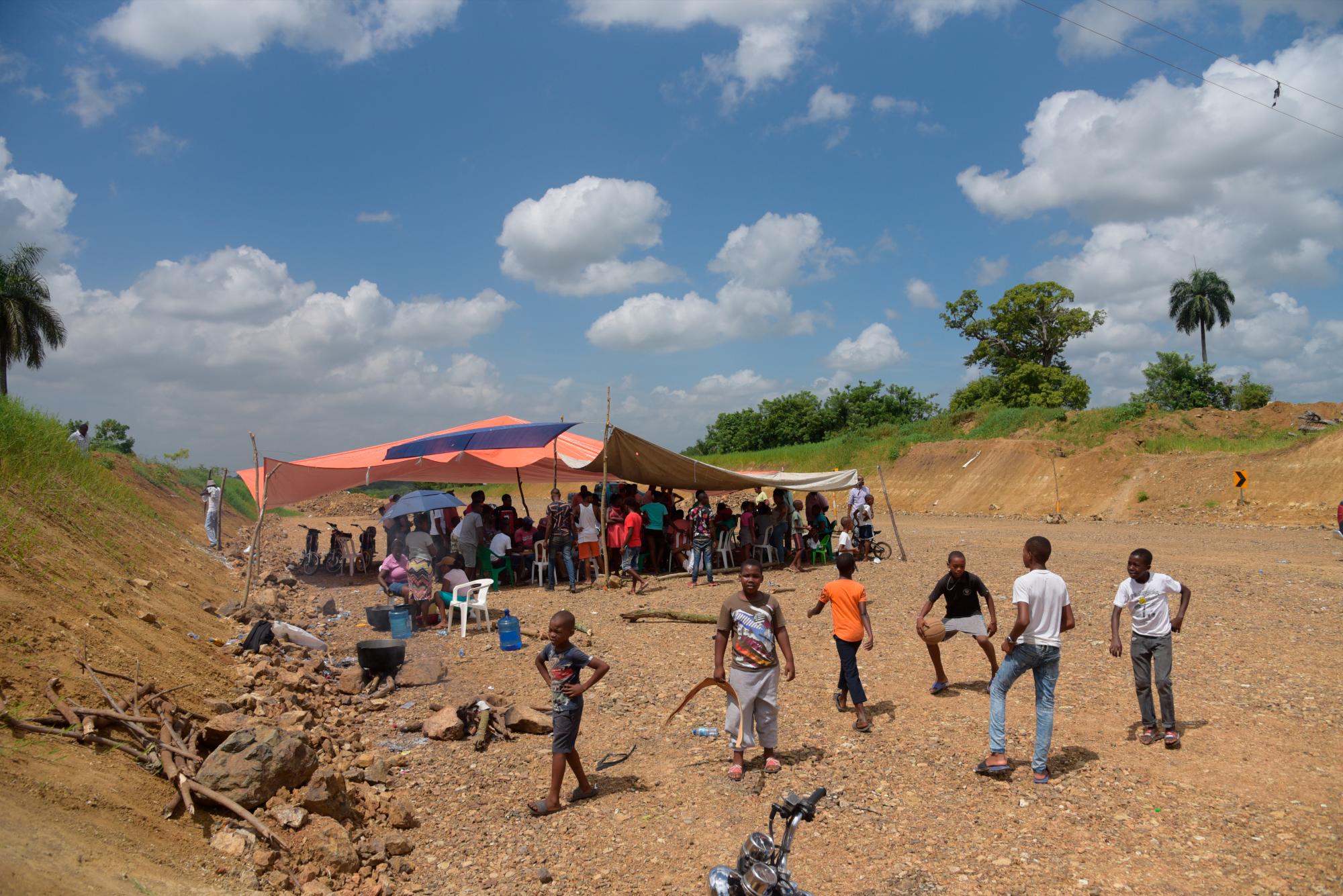 Niños juegan durante una protesta en la comunidad de Mata Gorda en Santo Domingo Norte en reclamo de la construcción de un puente que una la comunidad con la Circunvalación Santo Domingo. 