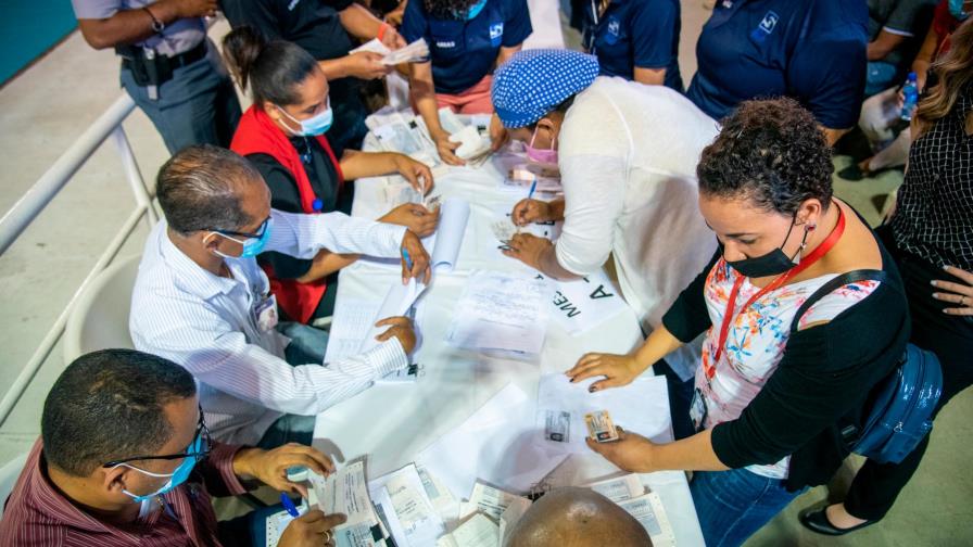 Médicos logran cobrar cheques luego de incidentes Médicos logran cobrar cheques luego de incidentes