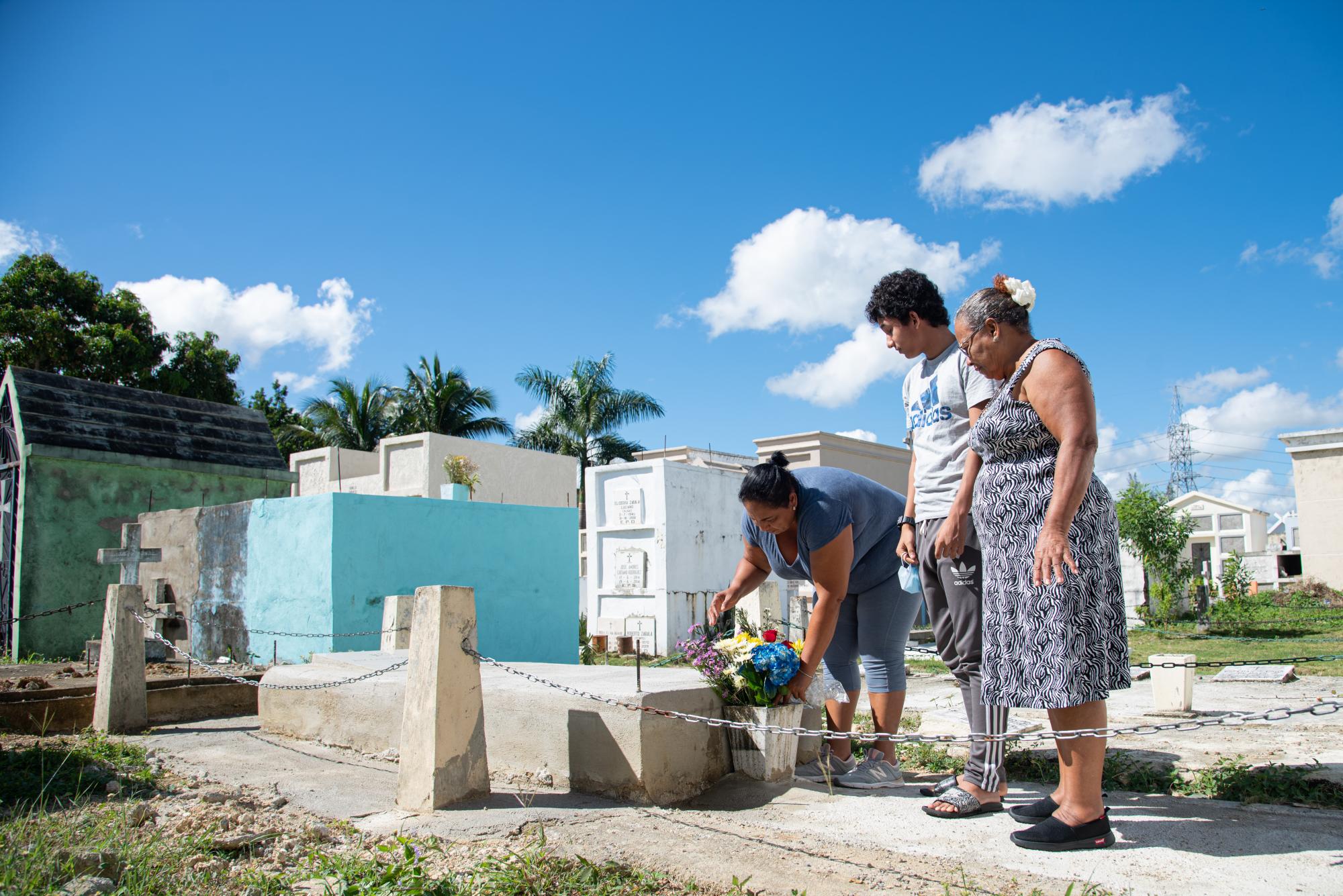 Familias de difuntos dieron vida a los cementerios en Santo Domingo