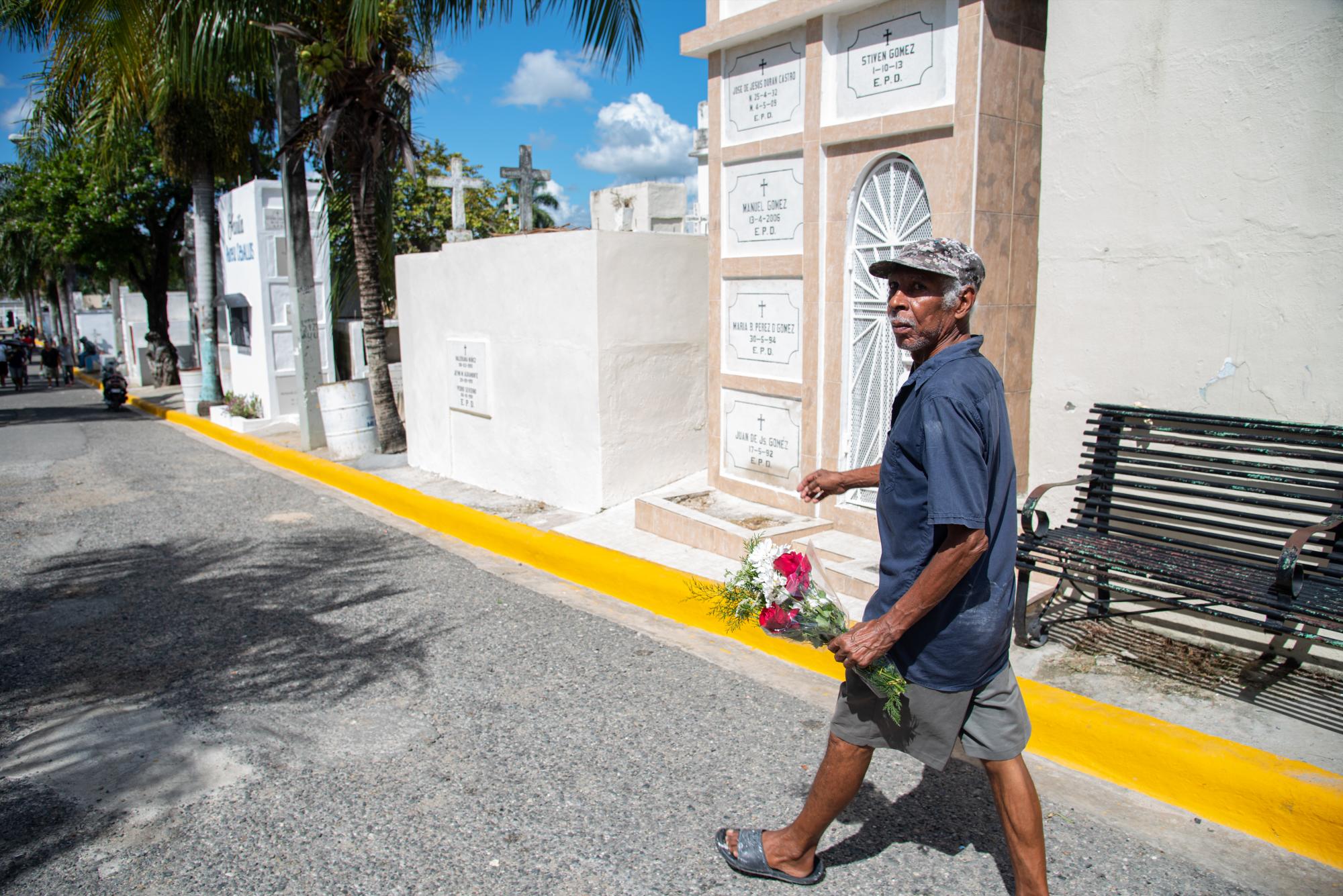 Un hombre lleva un ramo de flores en el Cementerio Cristo Rey, en el día de los Fieles Difuntos. (Fotos: Dania Acevedo)
