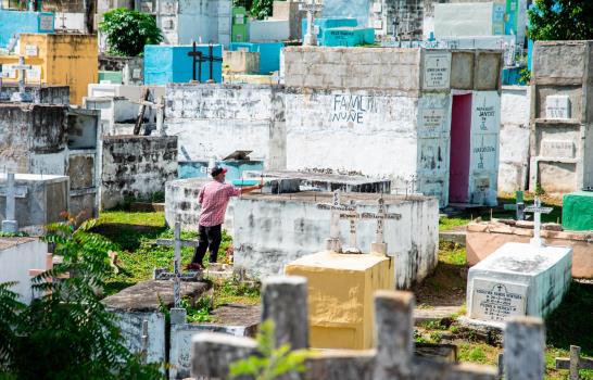 Entre emociones y recuerdos familias de difuntos dan vida a los cementerios 