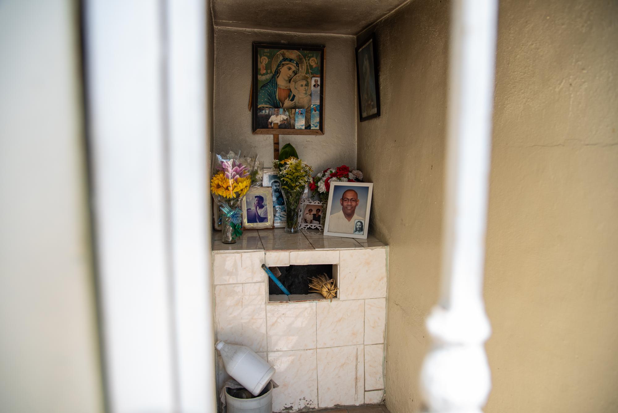 Flores y fotografías adornan un pequeño altar en el Cementerio de Cristo Rey (Fotos: Dania Acevedo)