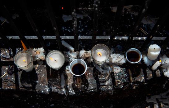 Entre emociones y recuerdos familias de difuntos dan vida a los cementerios 