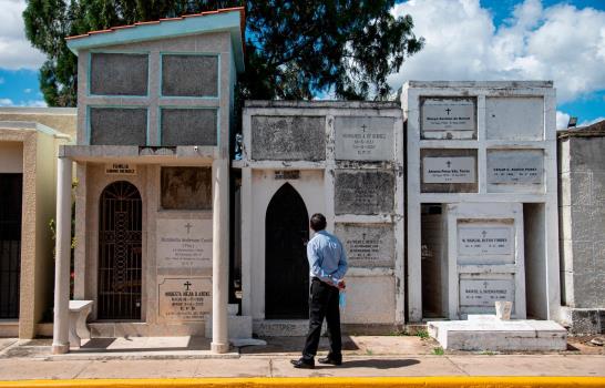 Entre emociones y recuerdos familias de difuntos dan vida a los cementerios 