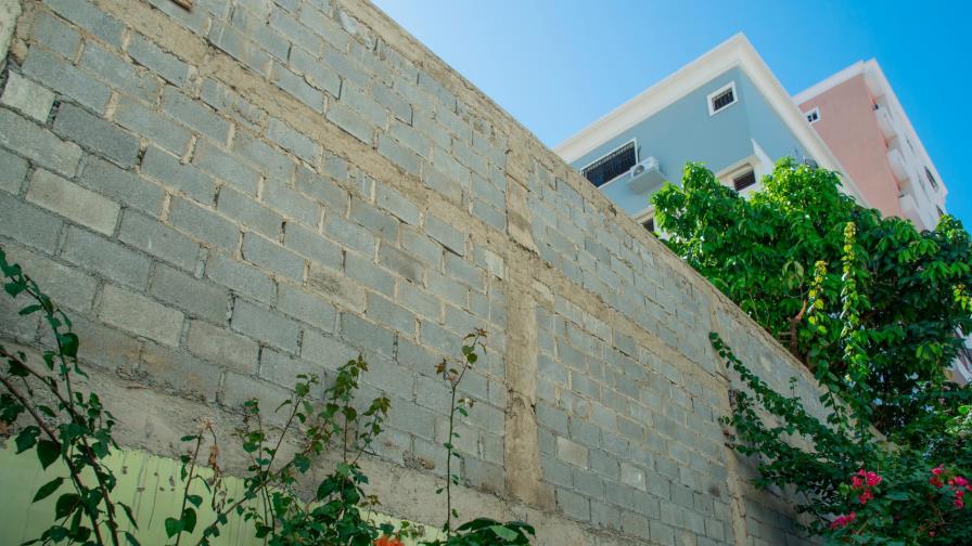 Construcción de pared causa conflicto entre dos vecinos
Construcción de pared causa conflicto entre dos vecinos en Bella Vista