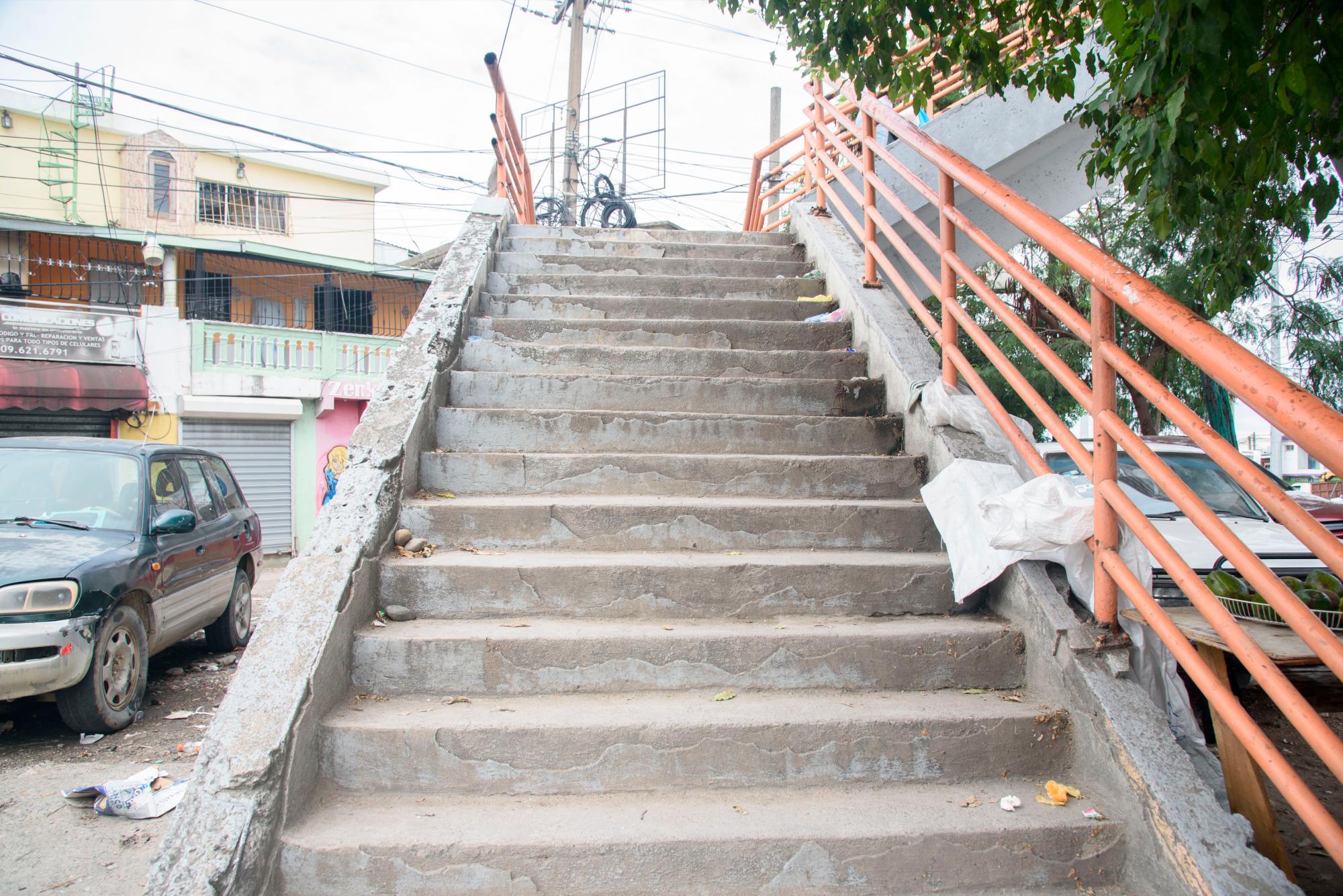 Faltan barandas para sostenerse al subir y bajar