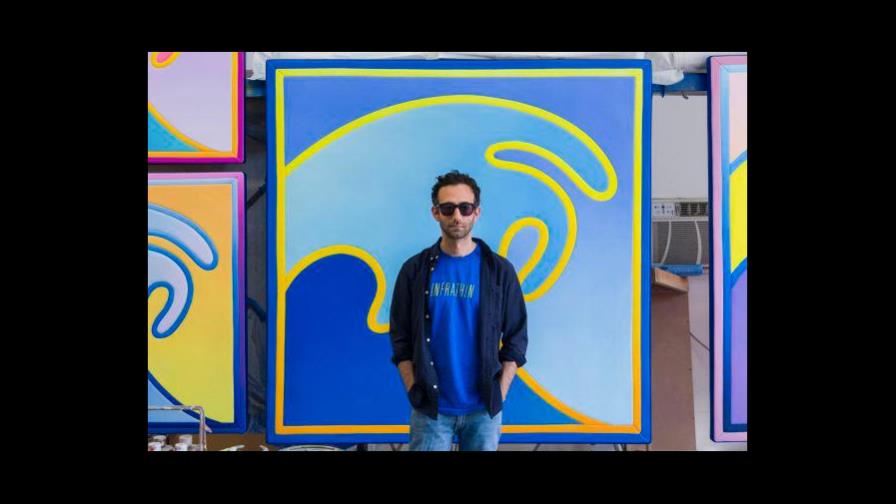 El artista Alex Israel viste la nueva fragancia de Louis Vuitton