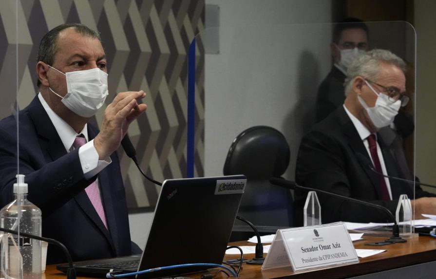 Senadores recomiendan cargos contra Bolsonaro por pandemia