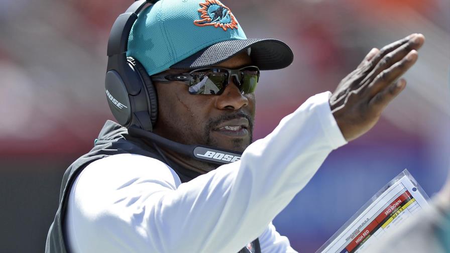 Debacle defensiva de Dolphins preocupa a coach Flores
