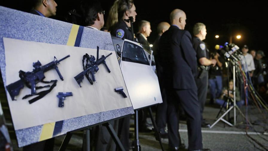 Juez federal revoca veto de California a armas de asalto