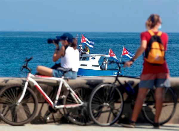 Cubanos demandan el fin del embargo estadounidense a pie, en moto y en barco