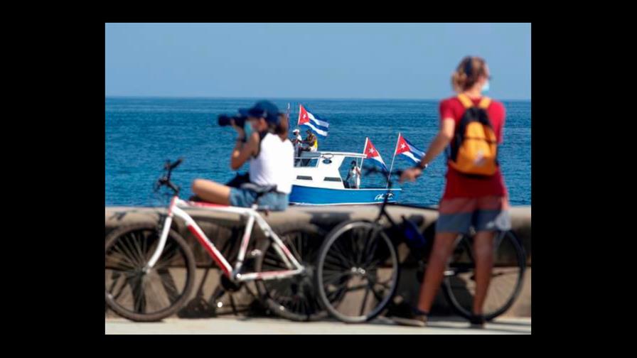 Cubanos demandan el fin del embargo estadounidense a pie, en moto y en barco