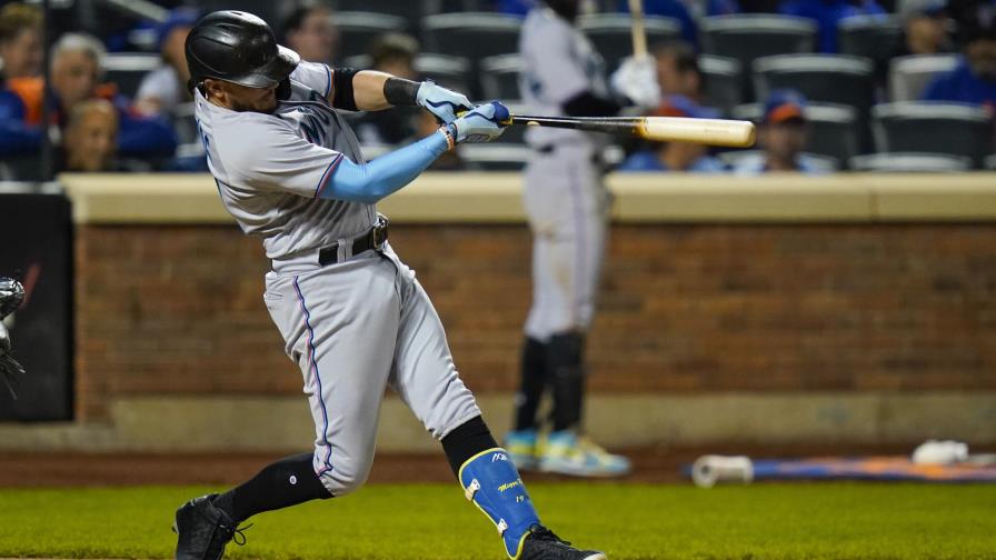 Miguel Rojas extiende pacto con Marlins dos años más