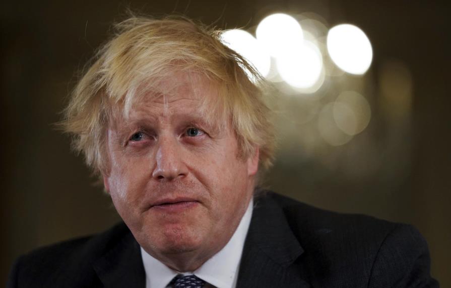 Johnson: Gran Bretaña enfrenta “marejada” por ómicron