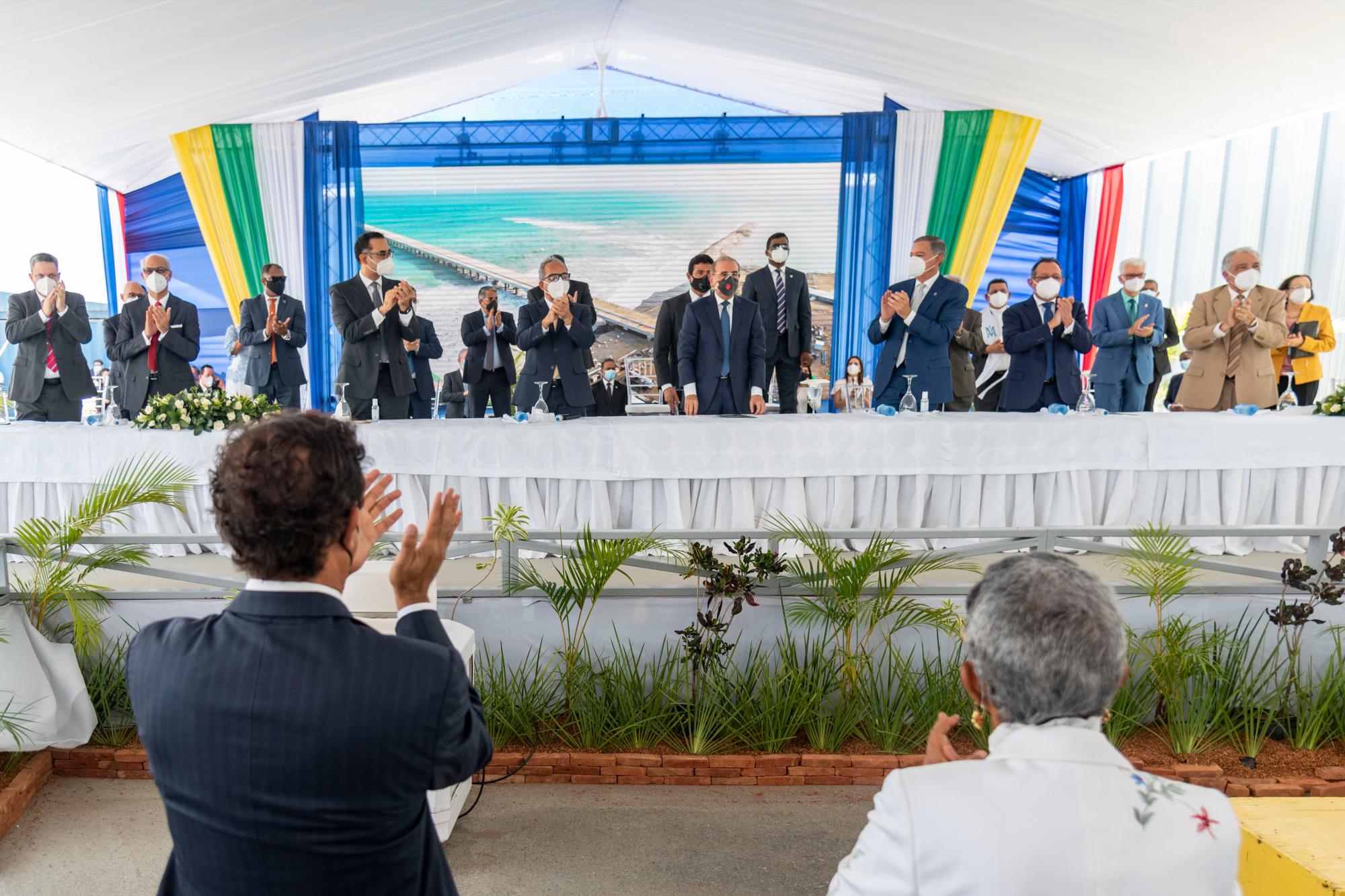 Dos caballeros aplauden al presidente Danilo Medina momentos antes de iniciar la ceremonia de inauguración de la controversial planta Termoeléctrica Punta Catalina. Foto: Pedro Bazil/Diario Libre.