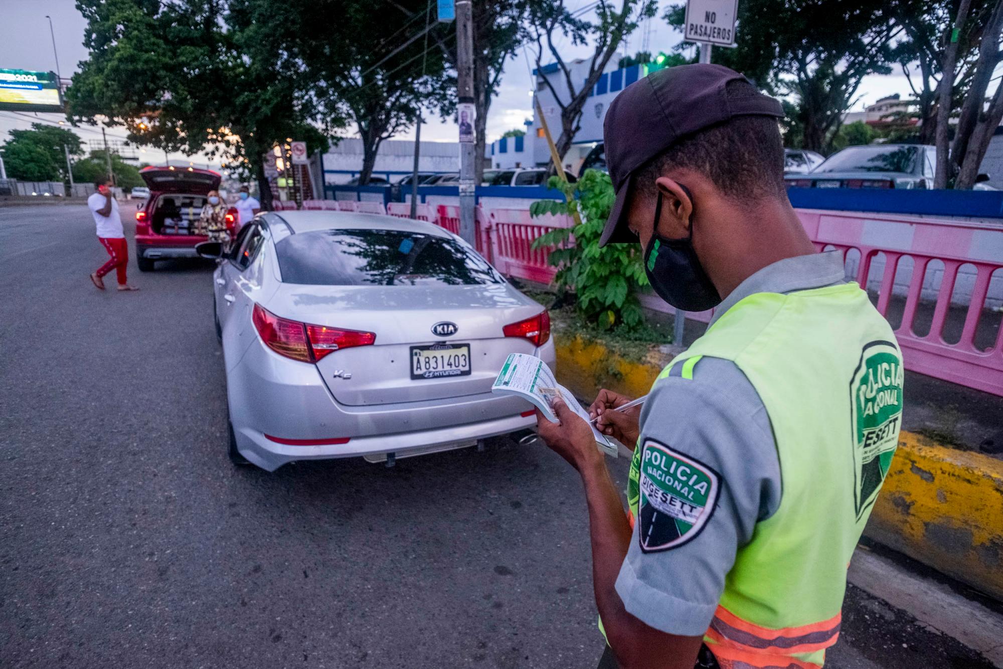 Santo Domingo, RD: Muchos conductores, a los que les sorprendió el toque de queda en la carretera, fueron detenidos y multados. Foto: Ricardo Hernández/Diario Libre