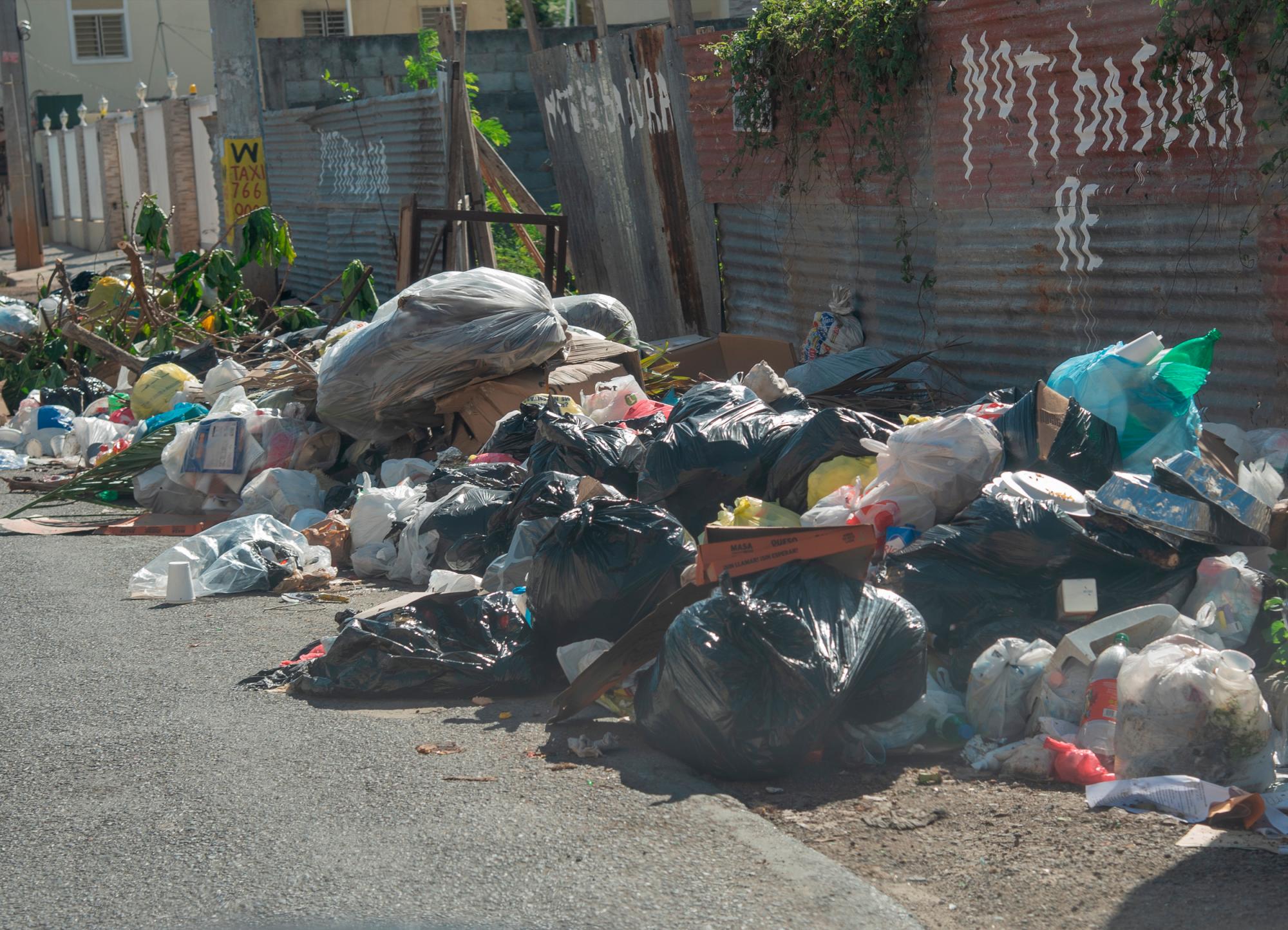 Basura en la calle Cuarta de Ralma.