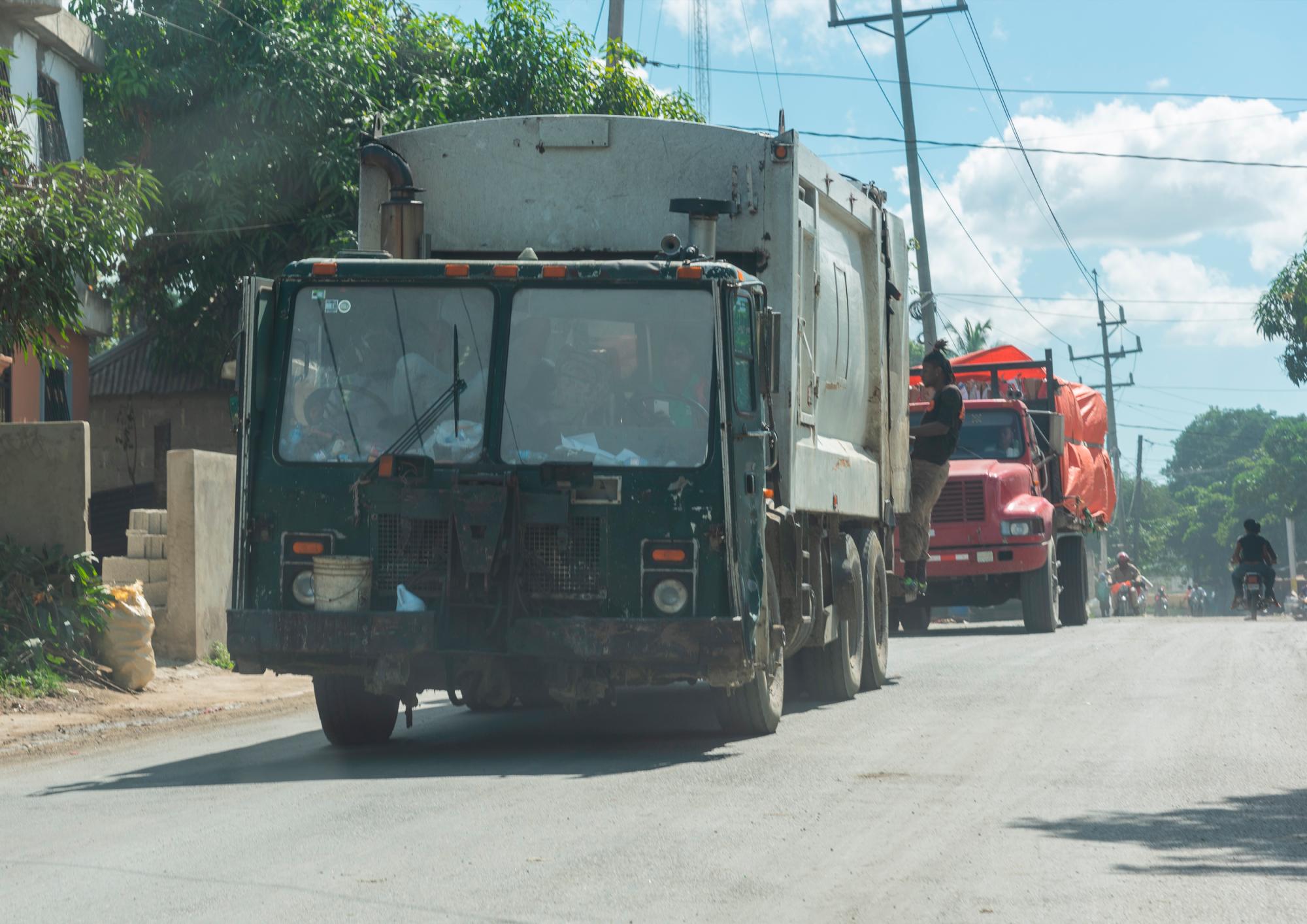 Camiones se dirigen a Duquesa a depositar los residuos.