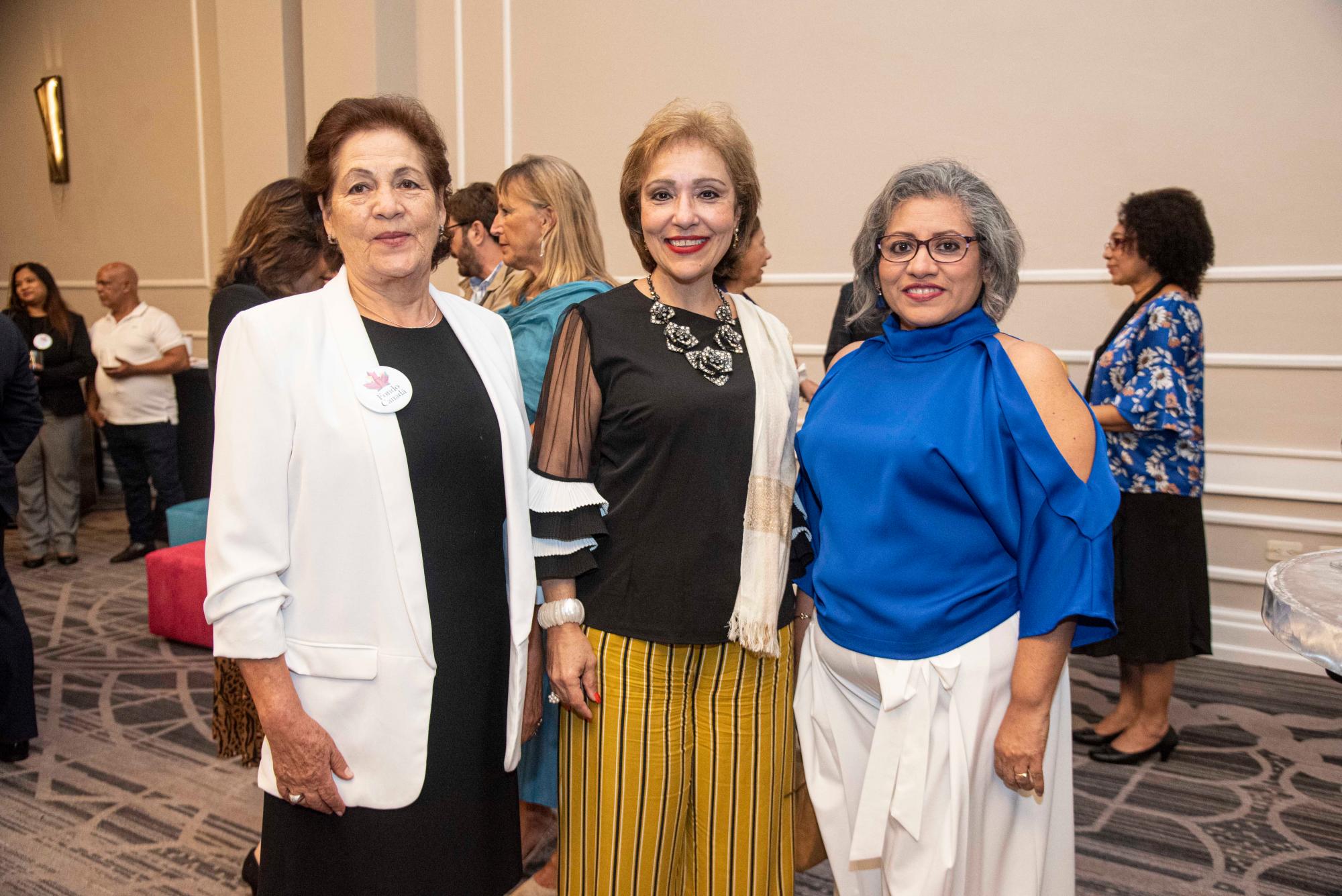 Clemencia de Cadena, Rosa María Nadal y Patricia de Chavez.