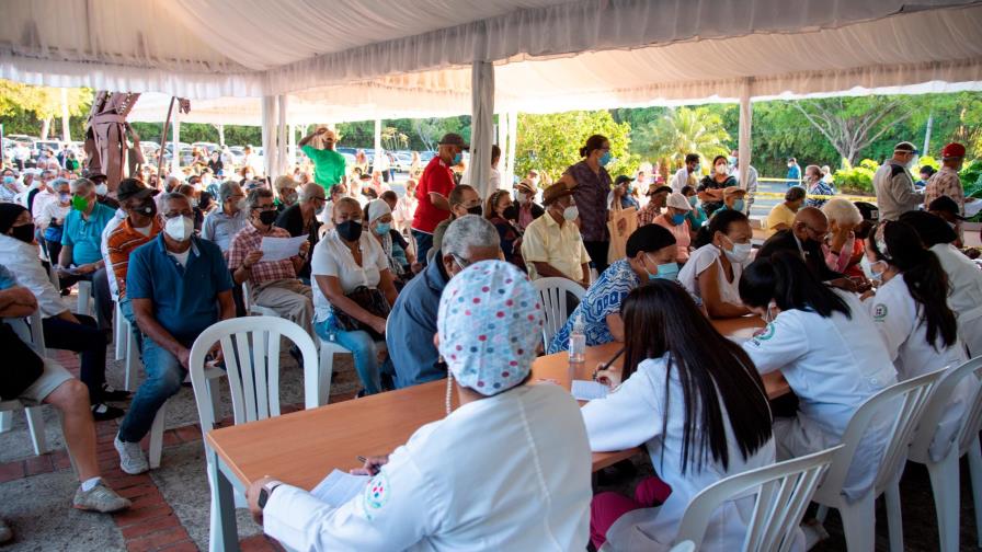 Estiman que el 90 % de los dominicanos se vacunará contra el COVID-19