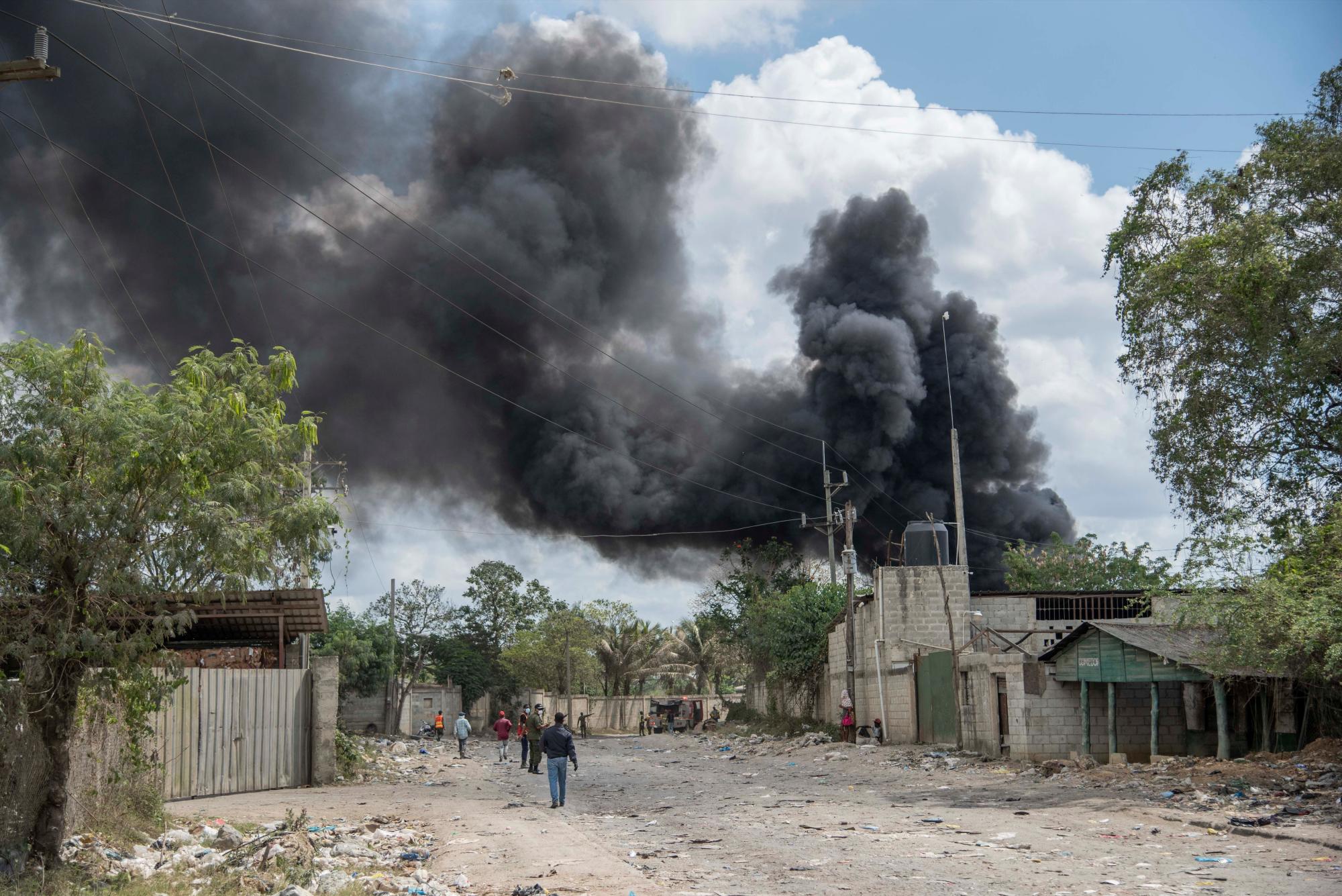 El incendio de Duquesa sigue siendo combatido por más de 100 bomberos del Gran Santo Domingo y decenas de equipos amarillos o pesados como tractores, palas retroexcavadoras, así como camiones cisterna.