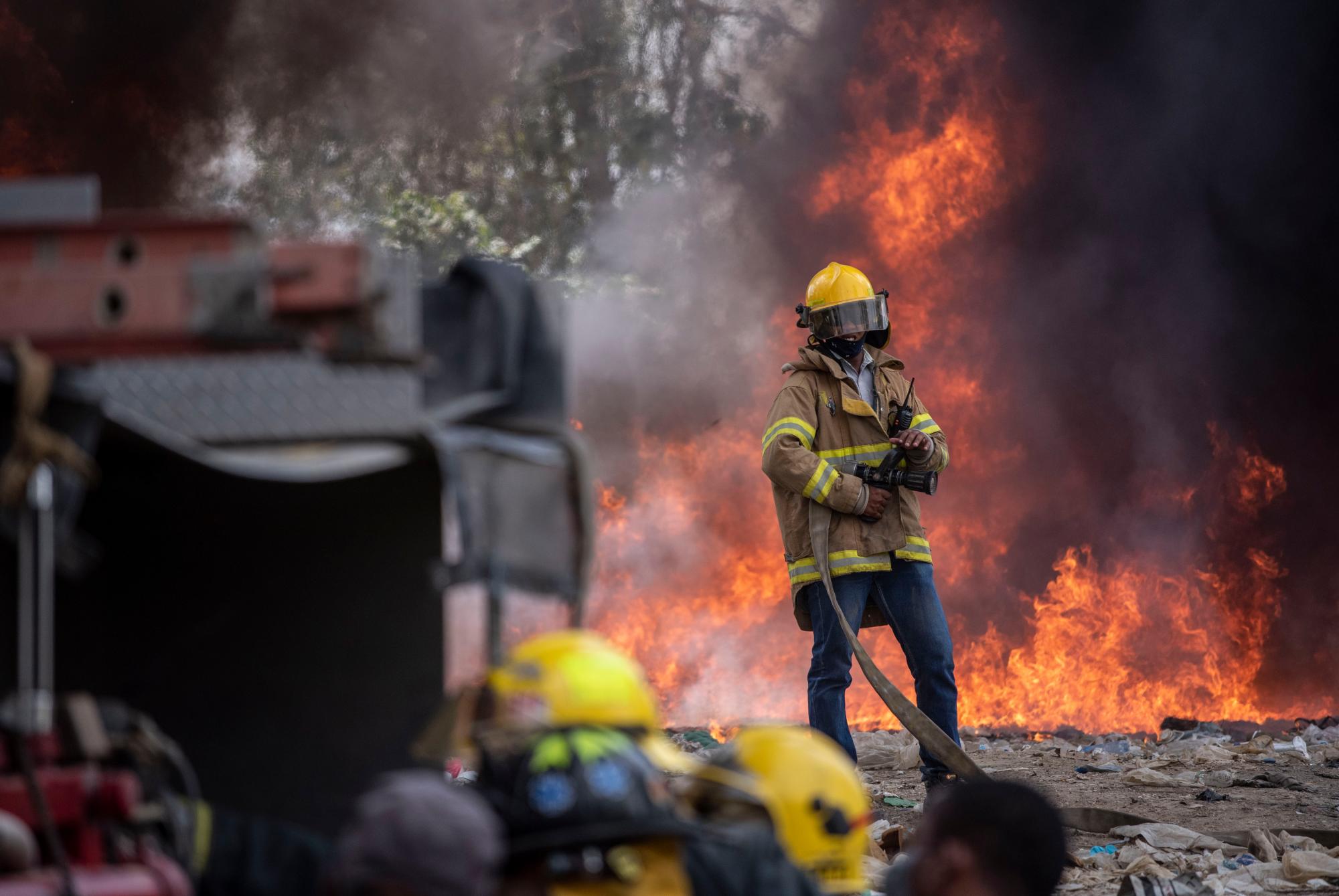 El incendio de Duquesa sigue siendo combatido por más de 100 bomberos del Gran Santo Domingo y decenas de equipos amarillos o pesados como tractores, palas retroexcavadoras, así como camiones cisterna.