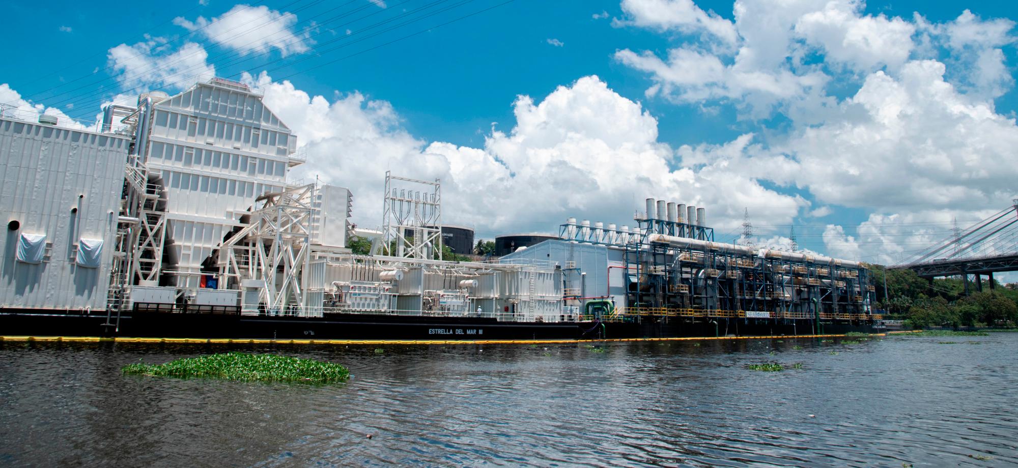 La dos barcazas está en el mismo puerto.