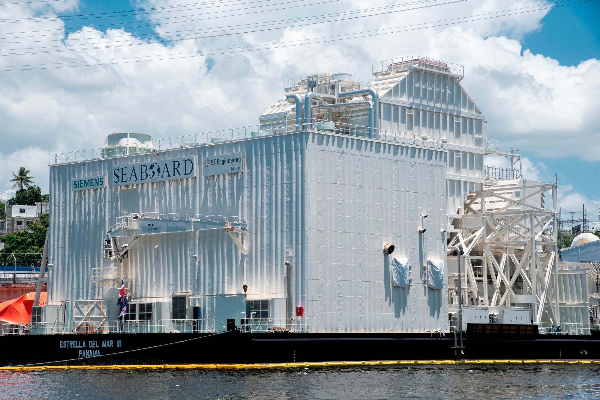 La Estrella del Mar III tiene bandera dominicana y panameña y llegó al país el pasado viernes.