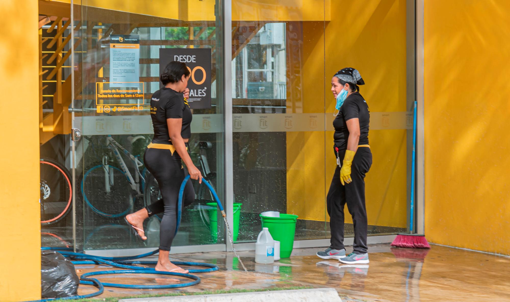 Personal trabaja en el acondicionamiento de los gimnasios para reabrir.