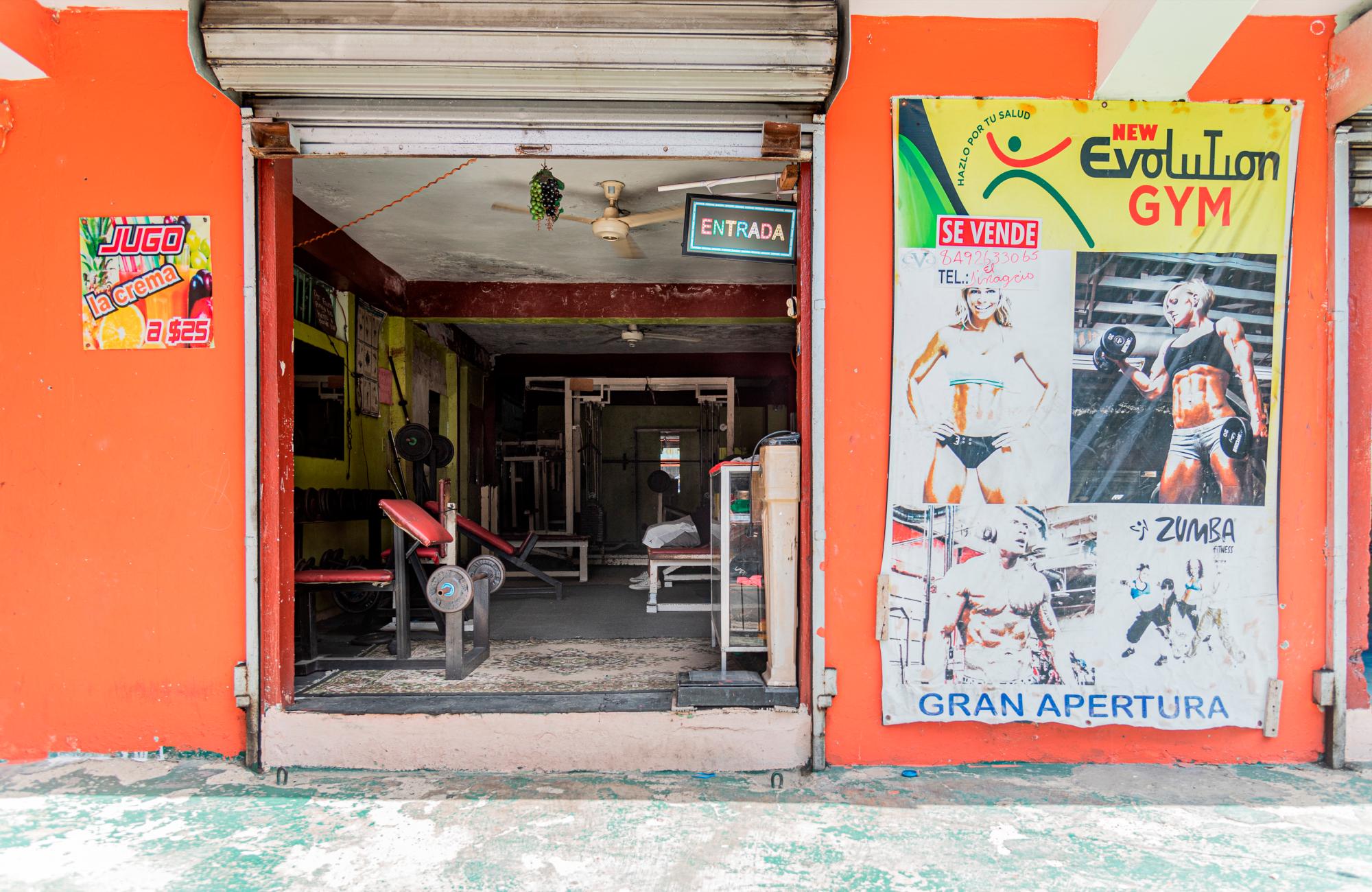 Los gimnasios preparan sus instalaciones para reabrir.