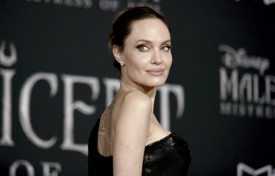 Jolie dice que juez de divorcio no deja a sus hijos declarar