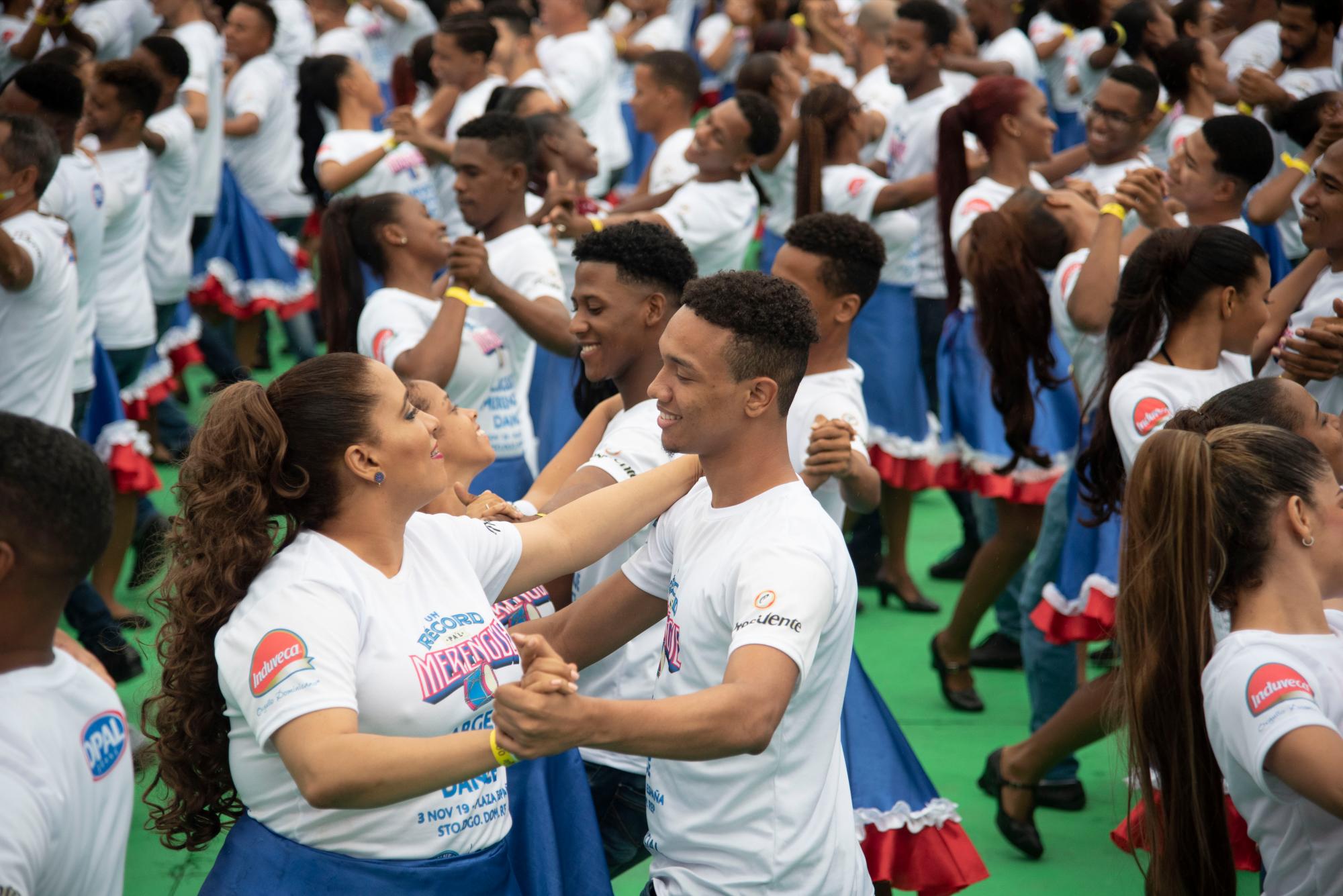 Dominicanos baten un récord Guinness bailando merengue