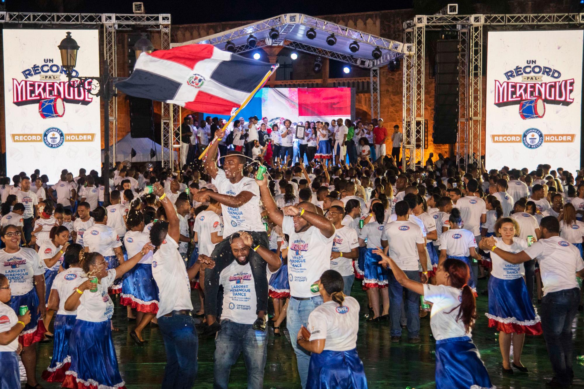 427 parejas dominicanas bailaron al ritmo del “Merengón” en la Plaza España, en el Distrito Nacional, para superar el récord mundial certificado por el libro de Guinness World Record a la mayor cantidad de parejas bailando simultáneamente merengue, que pertenecía a Rusia desde el 2013 con 330 parejas.
